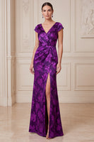 Laden Sie das Bild in den Galerie-Viewer, Dunkelviolette Scheide V-Ausschnitt Satin Jacquard Maxi Mutter der Braut mit Seitenschlitz