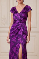 Laden Sie das Bild in den Galerie-Viewer, Dunkelviolette Scheide V-Ausschnitt Satin Jacquard Maxi Mutter der Braut mit Seitenschlitz