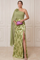 Laden Sie das Bild in den Galerie-Viewer, Grüne Scheide mit einer Schulter Chiffon-Umhang mit bedrucktem Maxi-Mutter-der-Braut-Kleid mit 3D-Blume