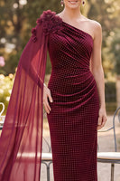Laden Sie das Bild in den Galerie-Viewer, Burgunderrot, mit einer Schulter besetzte Hülle, gerafftes Mutter-der-Braut-Kleid mit Draperung