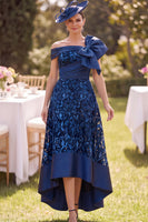 Laden Sie das Bild in den Galerie-Viewer, Off-the-shoulder marineblaues, hohes, niedriges Spitzen-Satin-A-Linien-Mutter-der-Braut-Kleid mit großer Schleife