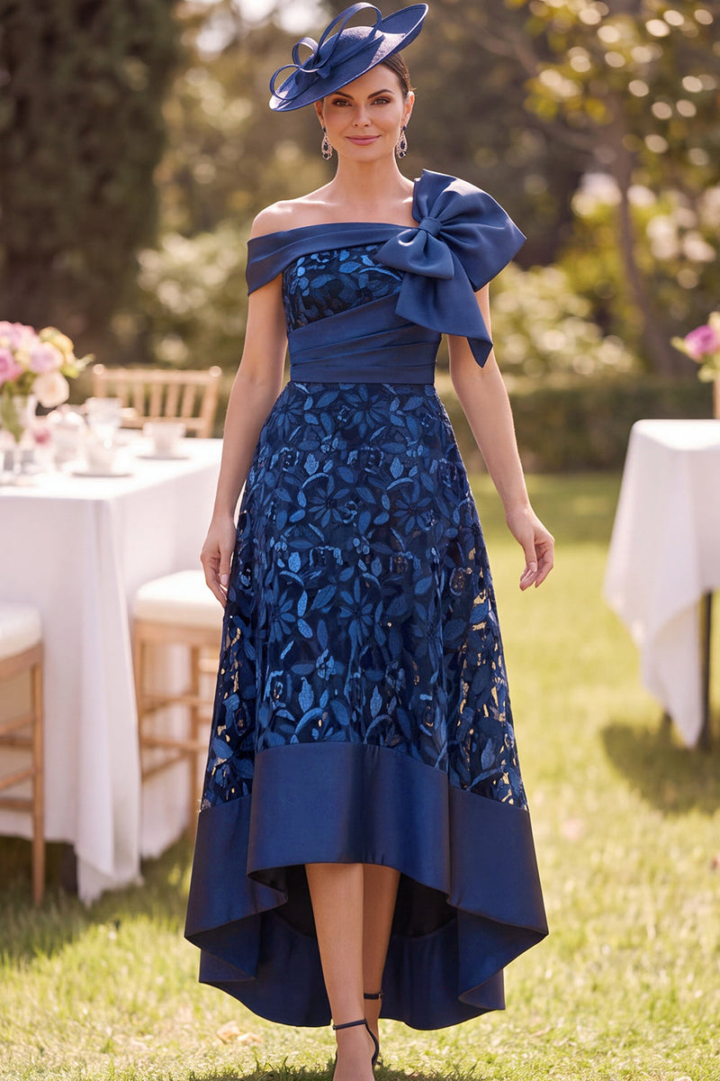 Laden Sie das Bild in den Galerie-Viewer, Off-the-shoulder marineblaues, hohes, niedriges Spitzen-Satin-A-Linien-Mutter-der-Braut-Kleid mit großer Schleife