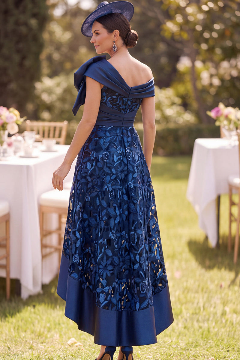 Laden Sie das Bild in den Galerie-Viewer, Off-the-shoulder marineblaues, hohes, niedriges Spitzen-Satin-A-Linien-Mutter-der-Braut-Kleid mit großer Schleife