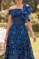 Laden Sie das Bild in den Galerie-Viewer, Off-the-shoulder marineblaues, hohes, niedriges Spitzen-Satin-A-Linien-Mutter-der-Braut-Kleid mit großer Schleife