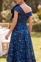 Laden Sie das Bild in den Galerie-Viewer, Off-the-shoulder marineblaues, hohes, niedriges Spitzen-Satin-A-Linien-Mutter-der-Braut-Kleid mit großer Schleife