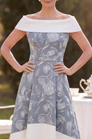 Laden Sie das Bild in den Galerie-Viewer, Grauweißes schulterfreies, hohes, tiefes A-Linien-Blumenmuster Midi-Mutter-der-Braut-Kleid