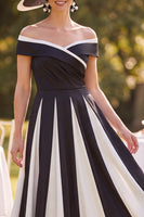 Laden Sie das Bild in den Galerie-Viewer, Off-the-shoulder schwarzes, weißes gerafftes A-Linie-Midi-Kleid Mutter der Braut