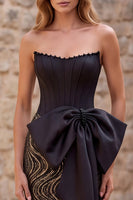 Laden Sie das Bild in den Galerie-Viewer, Schwarzes Trägerloses Meerjungfrauen Korsett Pailletten Langes Abschlussballkleid mit übergroßer Satinschleife