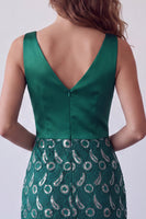 Laden Sie das Bild in den Galerie-Viewer, Dunkelgrünes Satin-V-Ausschnitt Bodycon Spitzen-Midi-Cocktailkleid mit Fransen