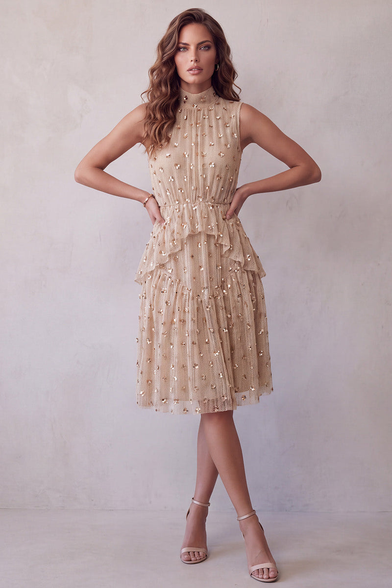 Laden Sie das Bild in den Galerie-Viewer, Champagner-High-Neck-Hals, gestuftes, rüschendes ärmelloses Midi-Cocktailkleid mit Pailletten