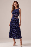 Laden Sie das Bild in den Galerie-Viewer, Marineblaues A-Line-Bateau-Hals-Samt-Cocktailkleid mit Midi-Cocktail und Ausschnitt