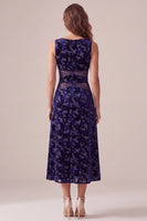 Laden Sie das Bild in den Galerie-Viewer, Marineblaues A-Line-Bateau-Hals-Samt-Cocktailkleid mit Midi-Cocktail und Ausschnitt