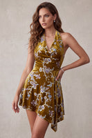 Laden Sie das Bild in den Galerie-Viewer, Senfgoldenes, samtbedrucktes Neckholder, asymmetrisch, hoch, niedrig, kurzes Cocktailkleid