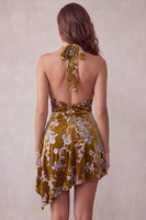 Laden Sie das Bild in den Galerie-Viewer, Senfgoldenes, samtbedrucktes Neckholder, asymmetrisch, hoch, niedrig, kurzes Cocktailkleid