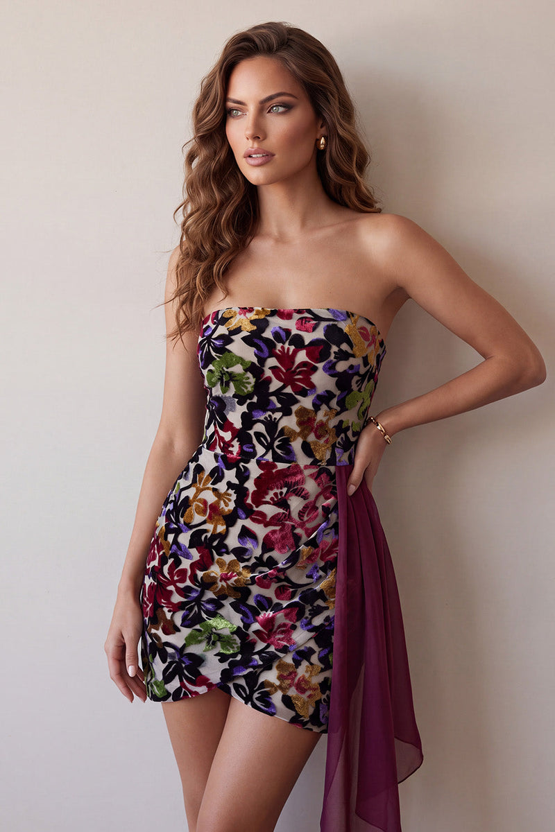 Laden Sie das Bild in den Galerie-Viewer, Burgundgrünes Samtbedrucktes trägerloses Bodycon-Kurzcocktailkleid mit Drapierung