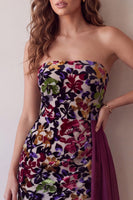 Laden Sie das Bild in den Galerie-Viewer, Burgundgrünes Samtbedrucktes trägerloses Bodycon-Kurzcocktailkleid mit Drapierung