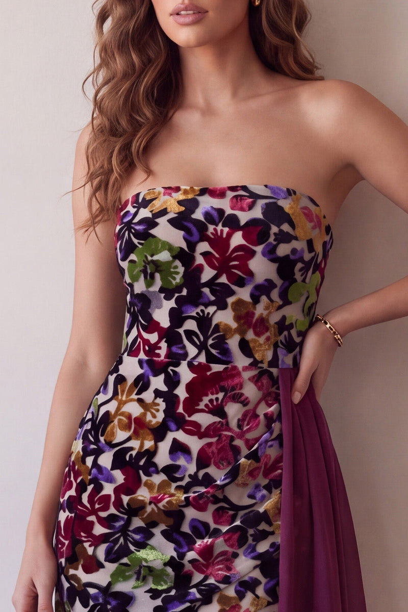 Laden Sie das Bild in den Galerie-Viewer, Burgundgrünes Samtbedrucktes trägerloses Bodycon-Kurzcocktailkleid mit Drapierung