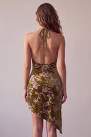 Laden Sie das Bild in den Galerie-Viewer, Senfgoldenes Samt-Neckholder, asymmetrisches hohes, niedriges Neckholder-bedrucktes kurzes Cocktailkleid