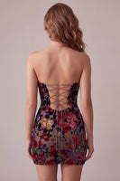 Laden Sie das Bild in den Galerie-Viewer, Bordeauxrotes Bodycon samtiges, trägerloses, bedrucktes kurzes Cocktailkleid