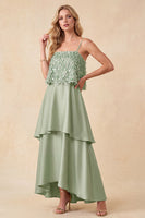 Laden Sie das Bild in den Galerie-Viewer, Hellgrünes, gestuftes Spaghettiträger hoch-niedriges Satin-Festkleid mit Federn