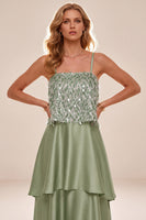Laden Sie das Bild in den Galerie-Viewer, Hellgrünes, gestuftes Spaghettiträger hoch-niedriges Satin-Festkleid mit Federn