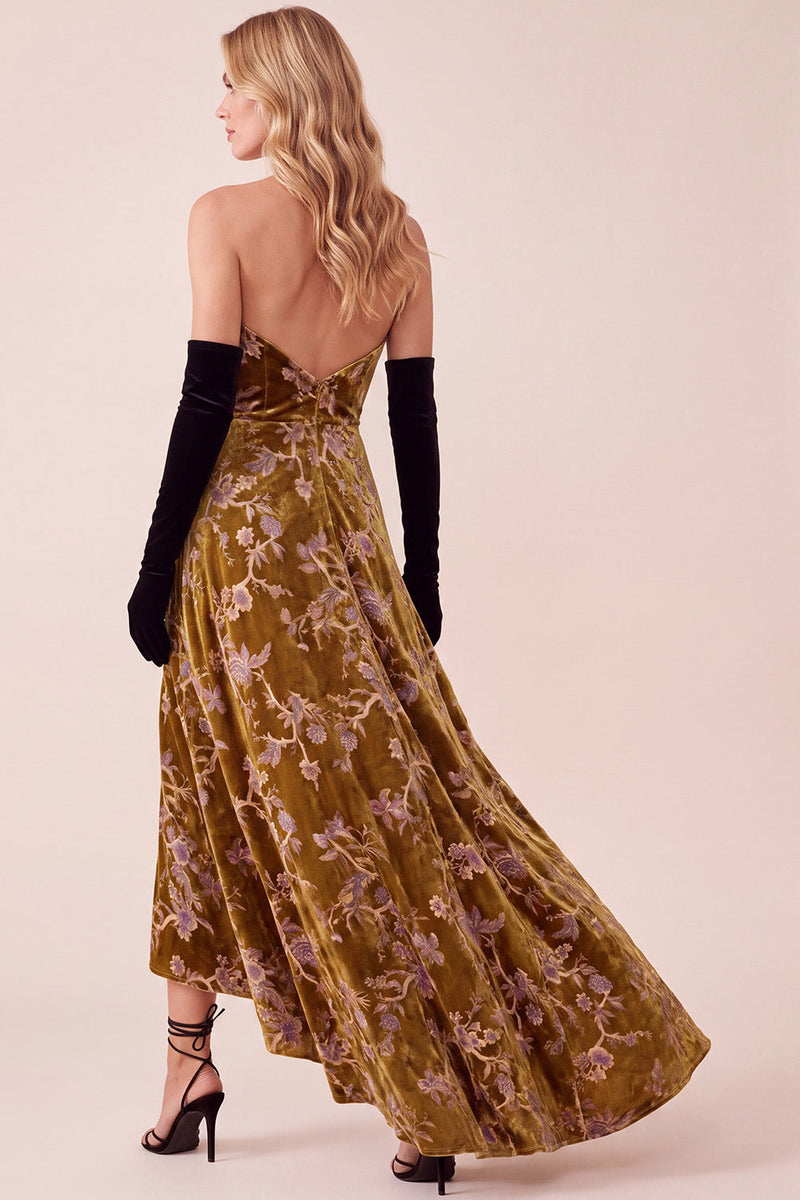 Laden Sie das Bild in den Galerie-Viewer, Senfgoldenes A-Linie-Trägerloses V-Ausschnitt Samt, hoch-niedriges Festkleid