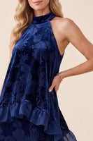 Laden Sie das Bild in den Galerie-Viewer, Marineblaues A-Line Halter-Samt-Maxi-Formelkleid mit Rüschen