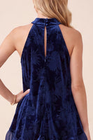 Laden Sie das Bild in den Galerie-Viewer, Marineblaues A-Line Halter-Samt-Maxi-Formelkleid mit Rüschen