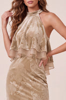 Laden Sie das Bild in den Galerie-Viewer, Maxi-Formelkleid aus Champagnerscheide mit hohem Ausschnitt und Samtrüschen
