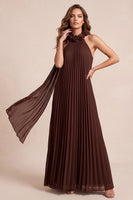 Laden Sie das Bild in den Galerie-Viewer, Chocolates A-Line Halter Chiffon geplissiertes Maxi-Festkleid mit 3D-Blume