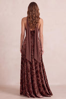 Laden Sie das Bild in den Galerie-Viewer, Chocolates A-Line Velvet Halter Blumen-V-Ausschnitt Maxi-Formelkleid mit Chiffon-Schärpe