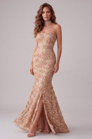Laden Sie das Bild in den Galerie-Viewer, Champagner-Meerjungfrauen-Trägerloses, appliquiertes langes Festliches Kleid mit seitlichem Schlitz