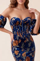 Laden Sie das Bild in den Galerie-Viewer, Dunkelblaues, samtbedrucktes Meerjungfrauen-Korsett, trägerloses Maxi-Festkleid mit abnehmbaren Puffärmeln