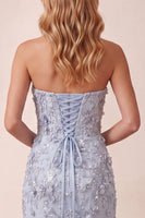 Laden Sie das Bild in den Galerie-Viewer, Staubiges blaues Scheiden-Pailletten-Trägerloses Seitenschlitz langes formelles Kleid mit 3D-Blume