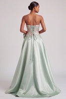 Laden Sie das Bild in den Galerie-Viewer, Grünes Korsett A-Linie Trägerloses Satin Applikation Abschlussballkleid mit Schleife und Schlitz