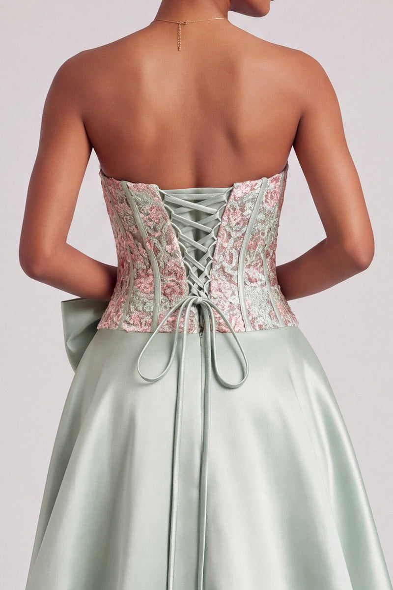 Laden Sie das Bild in den Galerie-Viewer, Grünes Korsett A-Linie Trägerloses Satin Applikation Abschlussballkleid mit Schleife und Schlitz