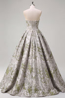 Laden Sie das Bild in den Galerie-Viewer, Salbeigrünes Korsett Ballkleid Trägerloses Jacquard Langes Ballkleid mit Perlen