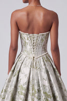 Laden Sie das Bild in den Galerie-Viewer, Salbeigrünes Korsett Ballkleid Trägerloses Jacquard Langes Ballkleid mit Perlen