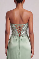 Laden Sie das Bild in den Galerie-Viewer, Grünes Korsett Trägerloses Satin Feder Pailletten Langes Abschlussballkleid mit seitlichem Schlitz