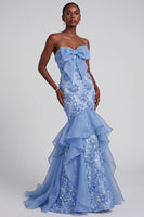 Laden Sie das Bild in den Galerie-Viewer, Blaues Meerjungfrauen Trägerloses Gerüschte Blumenapplikationen Organza Abschlussballkleid mit Schleife