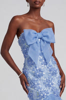 Laden Sie das Bild in den Galerie-Viewer, Blaues Meerjungfrauen Trägerloses Gerüschte Blumenapplikationen Organza Abschlussballkleid mit Schleife