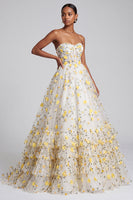 Laden Sie das Bild in den Galerie-Viewer, Hellgelbes Korsett Trägerloses Gestuftes Rüschendes Langes Abschlussballkleid mit floralen Applikationen