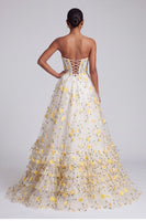 Laden Sie das Bild in den Galerie-Viewer, Hellgelbes Korsett Trägerloses Gestuftes Rüschendes Langes Abschlussballkleid mit floralen Applikationen