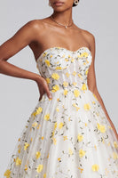 Laden Sie das Bild in den Galerie-Viewer, Hellgelbes Korsett Trägerloses Gestuftes Rüschendes Langes Abschlussballkleid mit floralen Applikationen