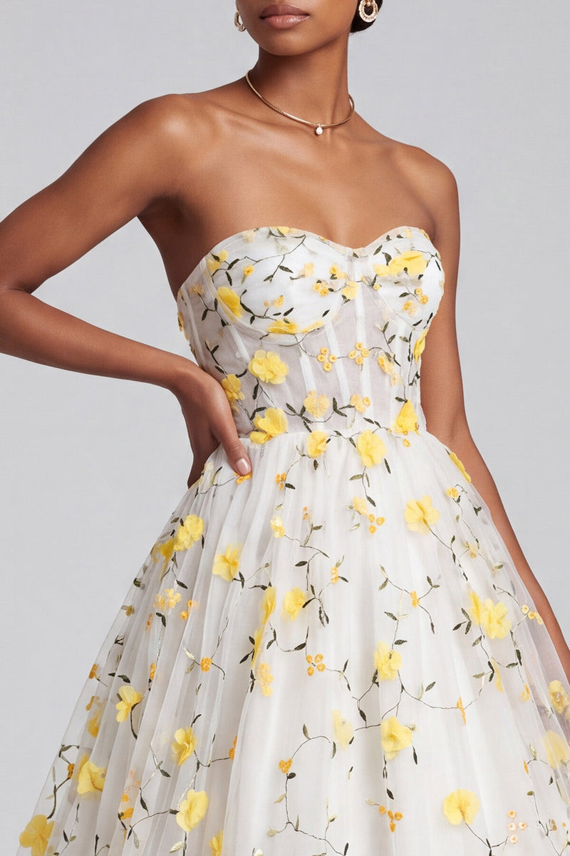 Laden Sie das Bild in den Galerie-Viewer, Hellgelbes Korsett Trägerloses Gestuftes Rüschendes Langes Abschlussballkleid mit floralen Applikationen