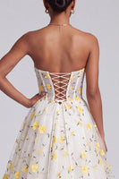 Laden Sie das Bild in den Galerie-Viewer, Hellgelbes Korsett Trägerloses Gestuftes Rüschendes Langes Abschlussballkleid mit floralen Applikationen