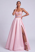 Laden Sie das Bild in den Galerie-Viewer, Rosa Satin Trägerloses Blumenapplikation A-Linie Langes Abschlussballkleid mit seitlichem Schlitz
