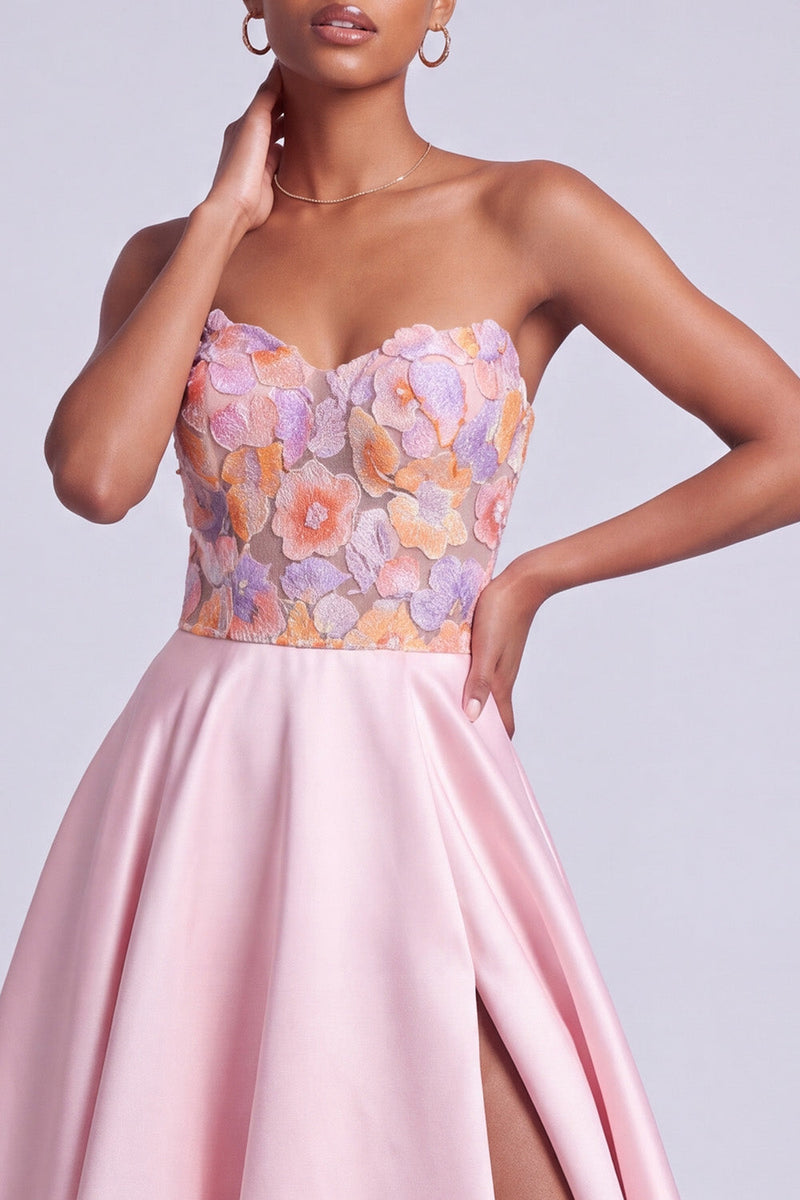 Laden Sie das Bild in den Galerie-Viewer, Rosa Satin Trägerloses Blumenapplikation A-Linie Langes Abschlussballkleid mit seitlichem Schlitz