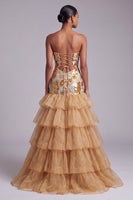 Laden Sie das Bild in den Galerie-Viewer, Gold Ausgeschnittenes Trägerloses Gestuftes Gerüschendes Organza Pailletten Langes Abschlussballkleid