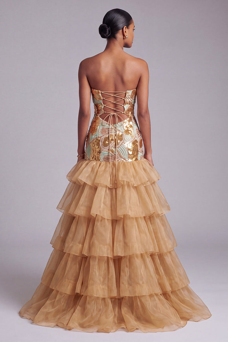 Laden Sie das Bild in den Galerie-Viewer, Gold Ausgeschnittenes Trägerloses Gestuftes Gerüschendes Organza Pailletten Langes Abschlussballkleid